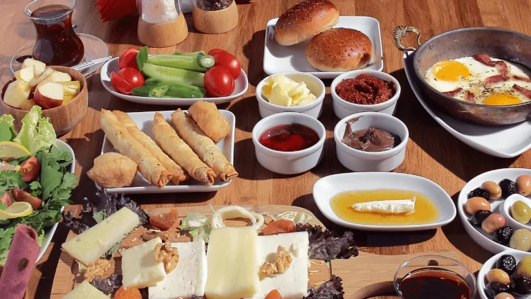 Petit déjeuner turc – Le kahvaltı dans la cuisine turquie